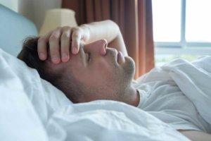 a man lays in bed wondering how long does it take to detox from Percocet